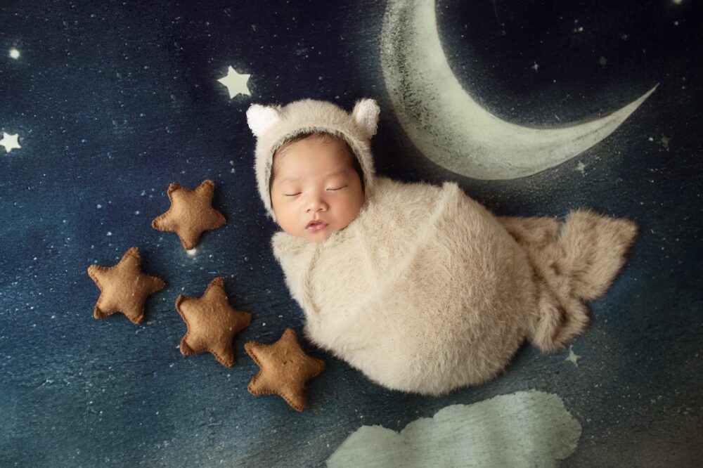 赤ちゃんがおくるみにくるまれている写真
