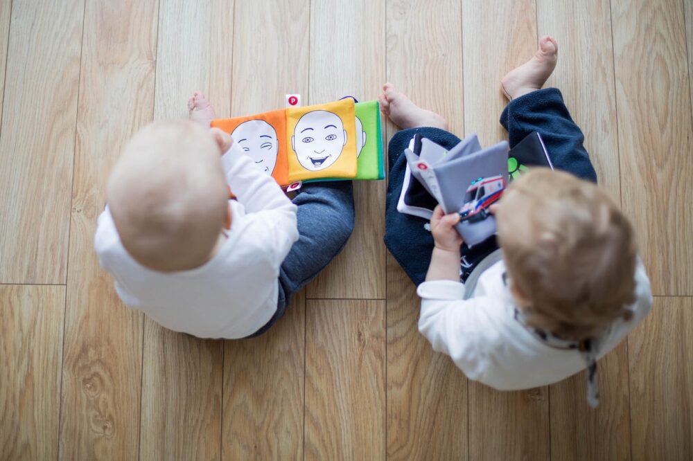 子ども２人がおもちゃで遊んでいる
