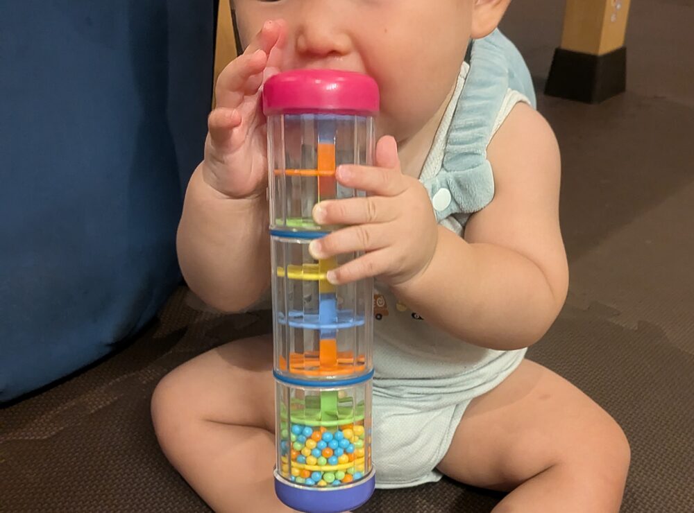 赤ちゃんがミニレインボーメーカーを食べている写真