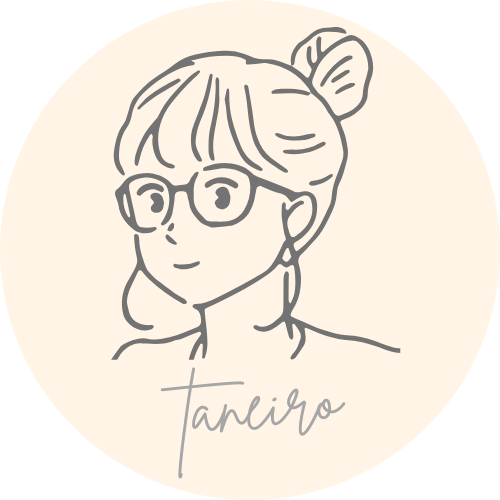 お団子頭の眼鏡をかけた女性