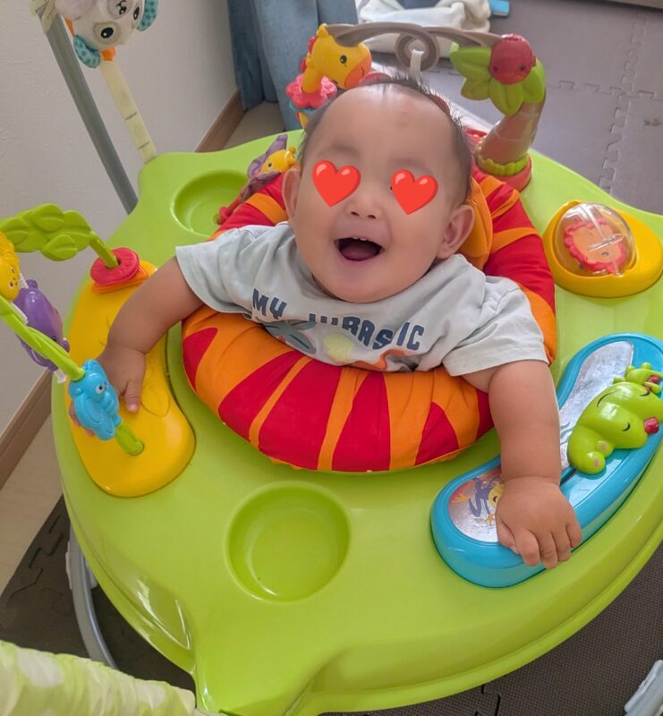 子供がジャンパルーに載って喜んでいる写真