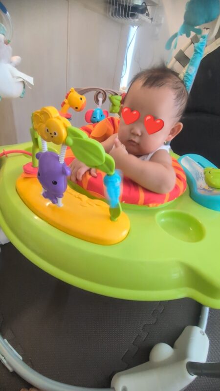 子供がジャンパルーに載って喜んでいる写真