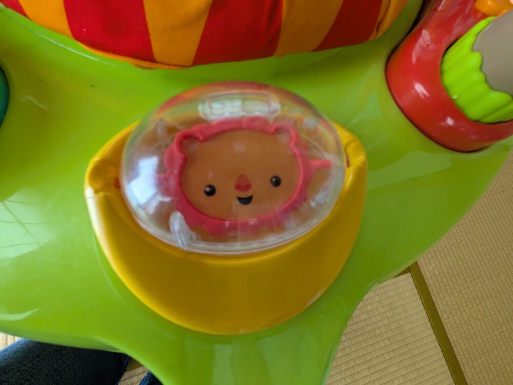 ジャンパルーについているライオンのおもちゃのの写真