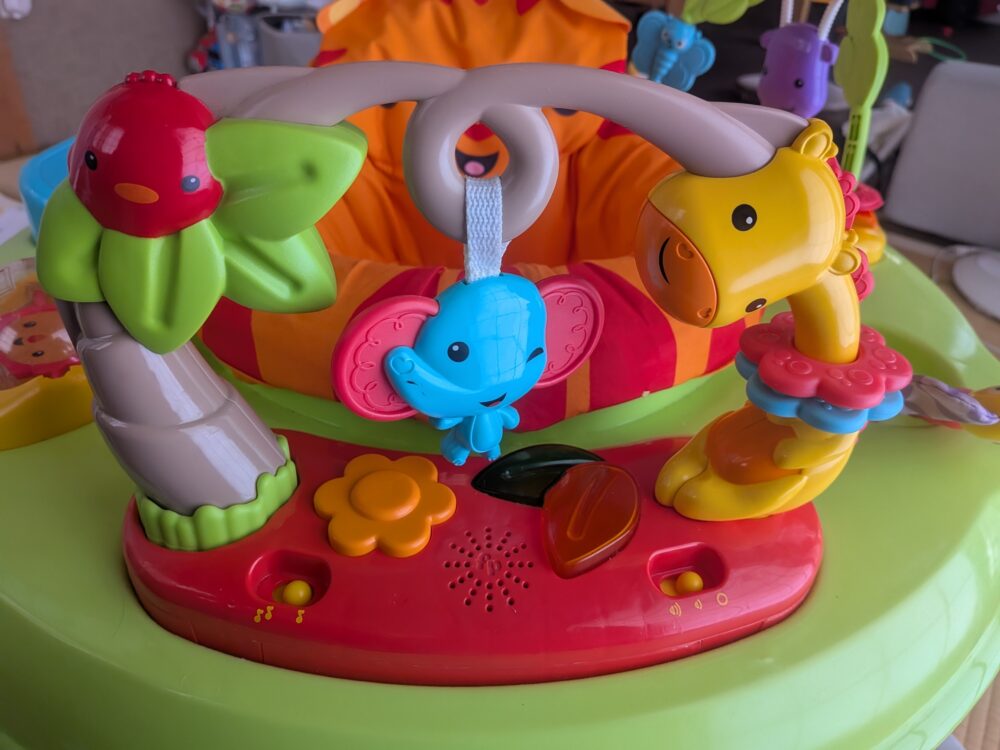 ゾウとキリンの形のおもちゃ