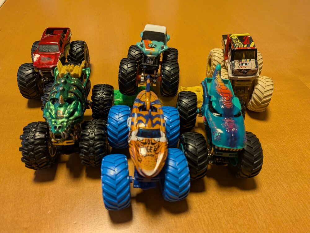 モンスタートラックのおもちゃが6台並んでいる写真