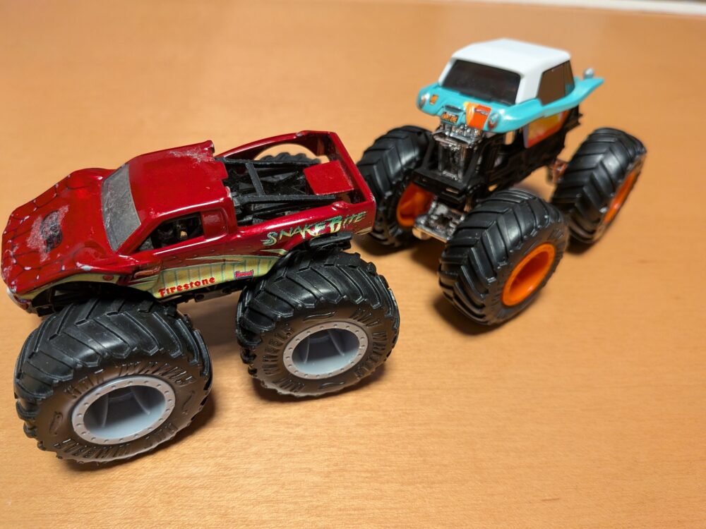 モンスタートラックが2台並んでいる写真