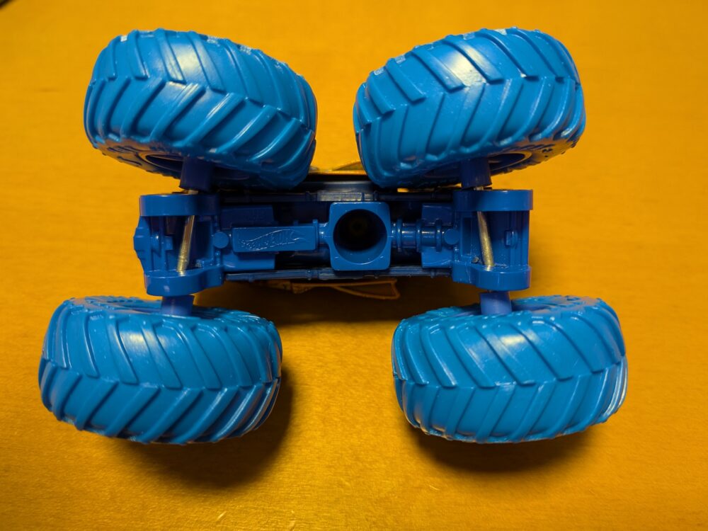 モンスタートラックのサスペンションが写った写真