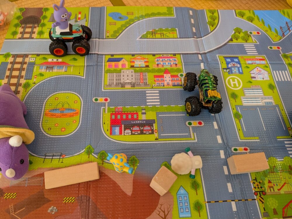 道路のマップにモンスタートラックが走っている写真