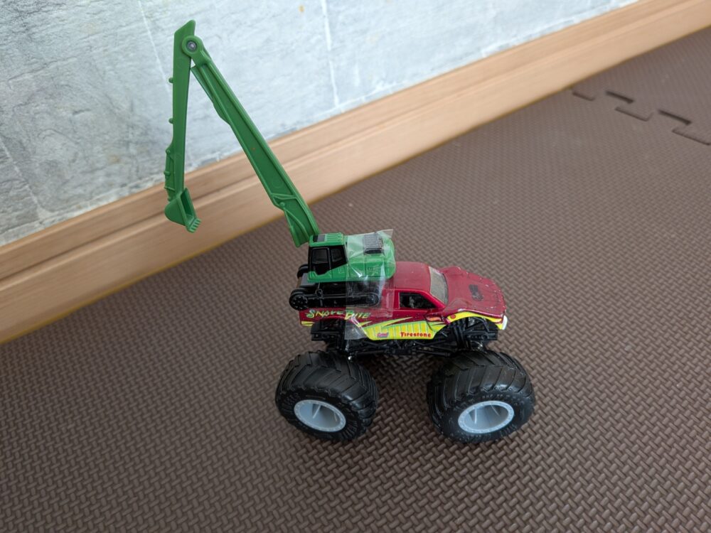 モンスタートラックとショベルカーが合体した写真