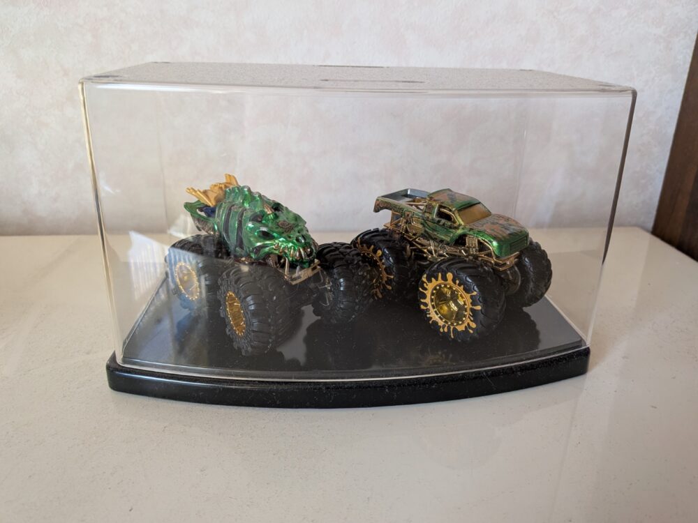 モンスタートラックをケースに並べている写真