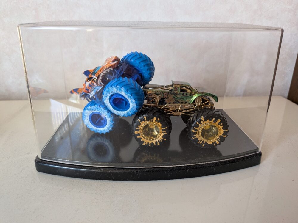 モンスタートラックをケースに並べている写真