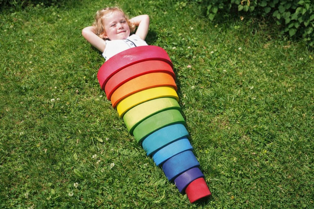 アーチレインボーで遊ぶ女の子