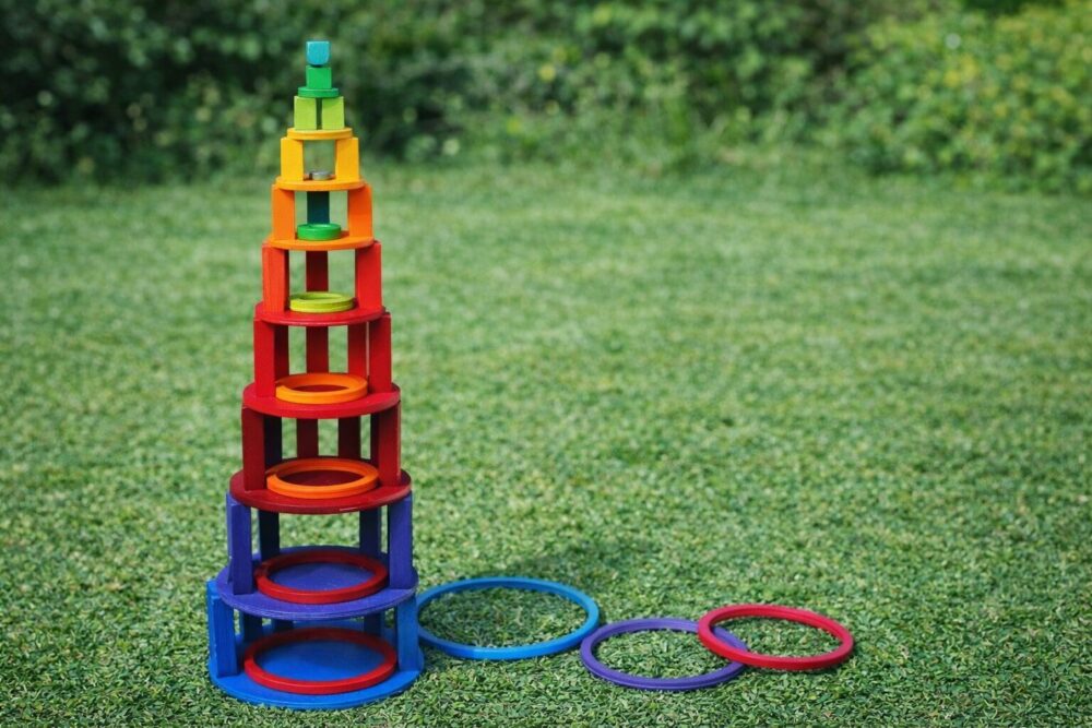 円盤とリングがタワーになっている画像