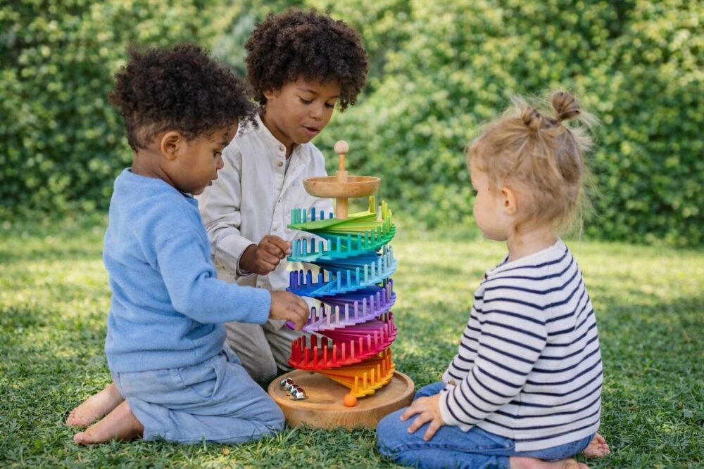 にじいろクーゲルバーンで遊ぶ子供たち