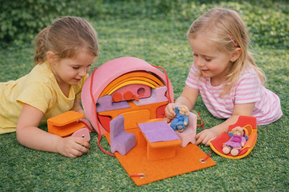 スマートハウス・ピンクで遊ぶ女の子たち