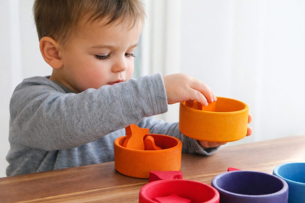 虹のソーティングシェシェイプで遊ぶ男の子